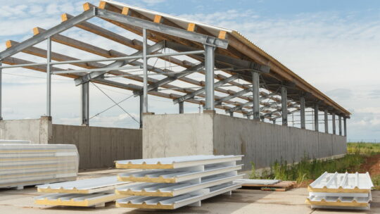 Chauffer un entrepôt ou un grand volume efficacement : tous les conseils pour allier performance et économies