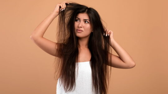 Cheveux abîmés : comment construire une routine capillaire réparatrice
